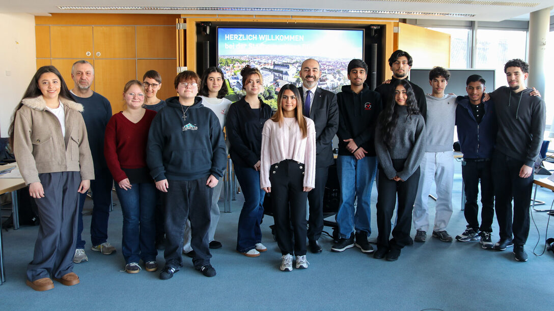 Schülerinnen und Schüler sowie Lehrer gemeinsam mit Bürgermeister Murat Karakaya bei der Sitzung des Stadtschülerrates