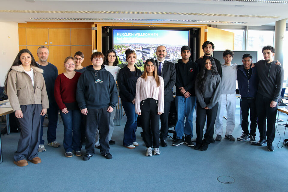 Schülerinnen und Schüler sowie Lehrer gemeinsam mit Bürgermeister Murat Karakaya bei der Sitzung des Stadtschülerrates