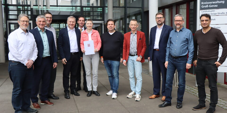 Die Projektleitung und einige Rathauschefs präsentieren den Förderbescheid.