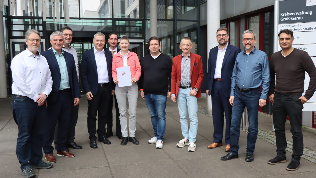 Die Projektleitung und einige Rathauschefs präsentieren den Förderbescheid.