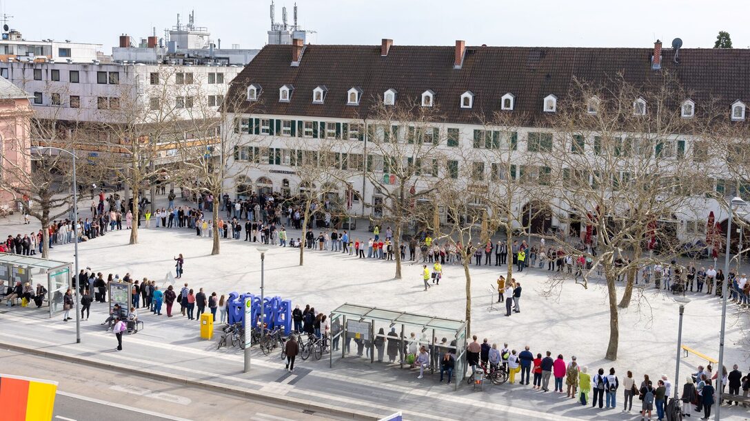 2025 bildeten viele Menschen auf dem Marktplatz eine Menschenkette