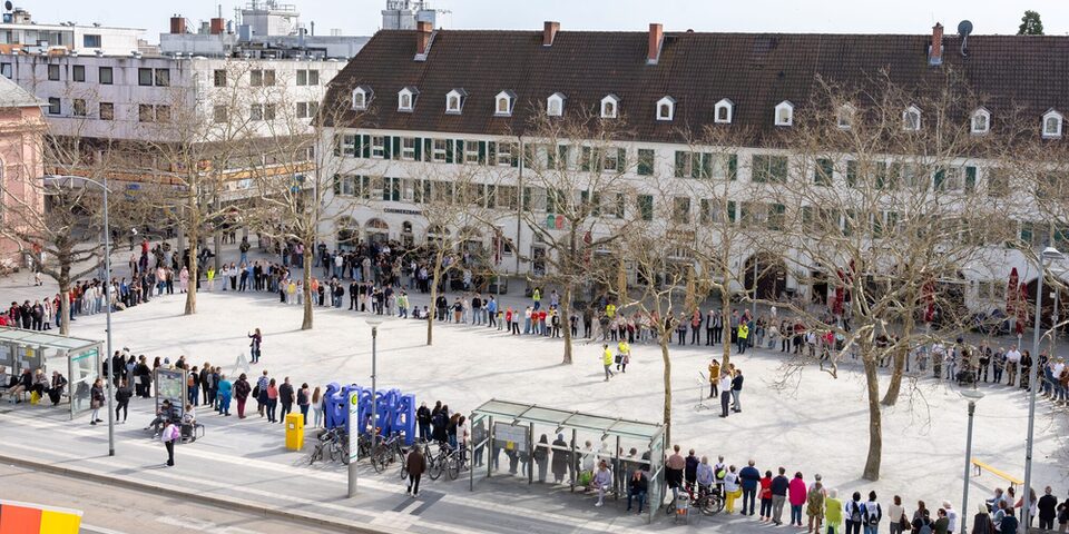2025 bildeten viele Menschen auf dem Marktplatz eine Menschenkette
