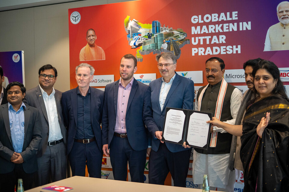 Vertreter des Innovation Hubs und von Uttar Pradesh zeigen die Vereinbarung