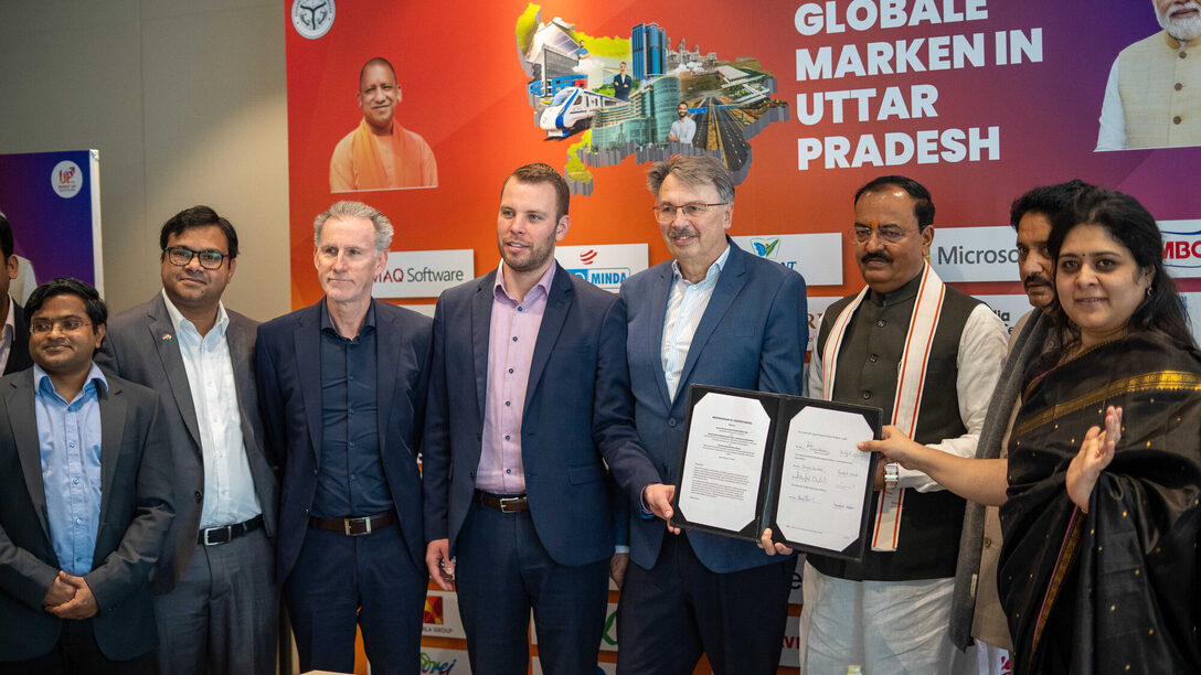 Vertreter des Innovation Hubs und von Uttar Pradesh zeigen die Vereinbarung