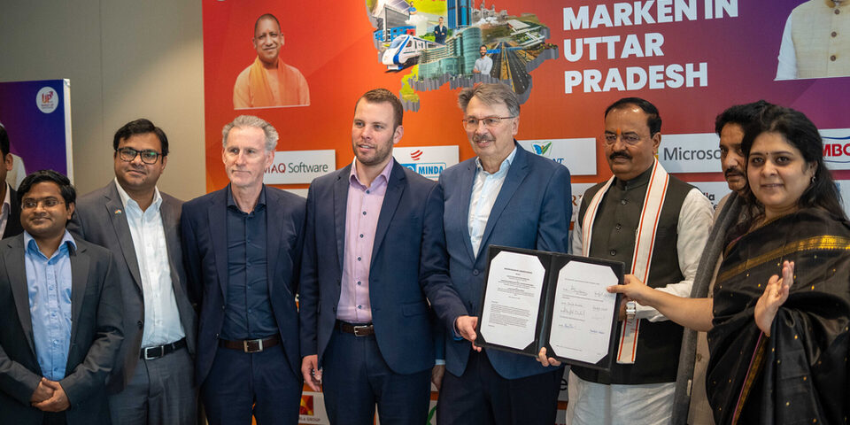 Vertreter des Innovation Hubs und von Uttar Pradesh zeigen die Vereinbarung