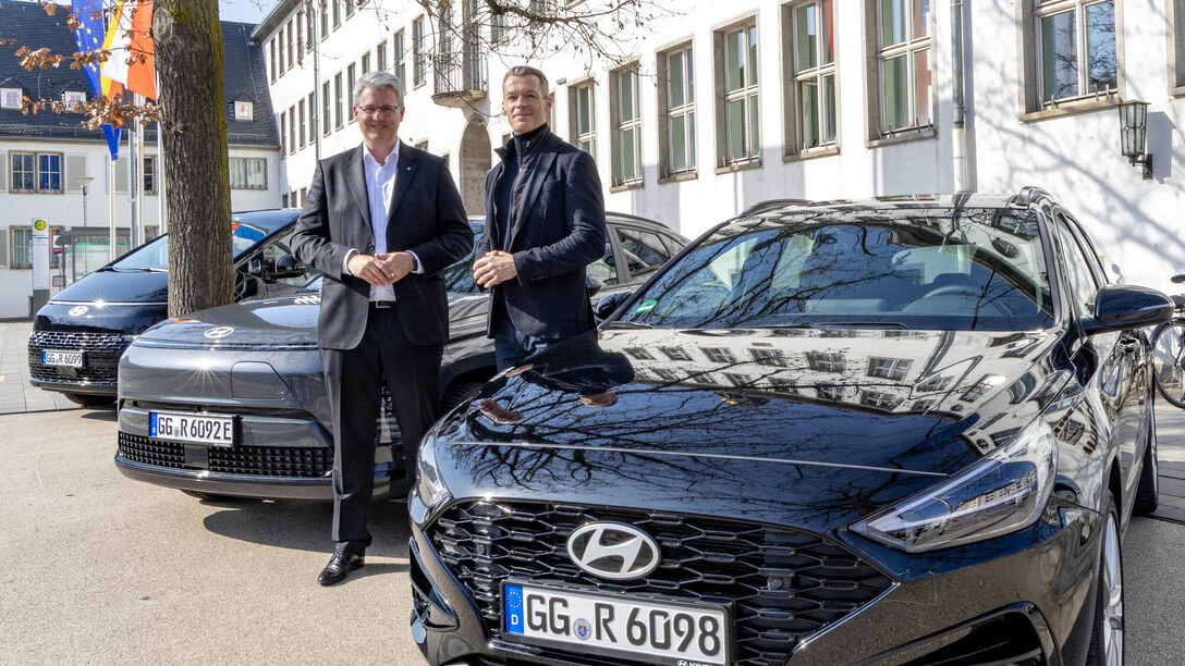 Rathaus, Oberbürgermeister Patrick Burghardt, CEO Hyundai Deutschland Andreas Zürnstein, Hyundai, Fahrzeug, Auto