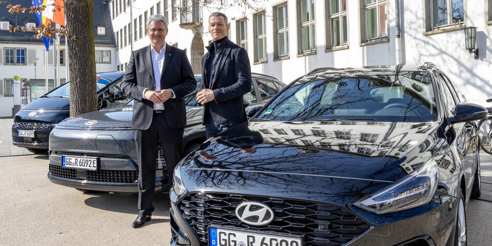 Rathaus, Oberbürgermeister Patrick Burghardt, CEO Hyundai Deutschland Andreas Zürnstein, Hyundai, Fahrzeug, Auto