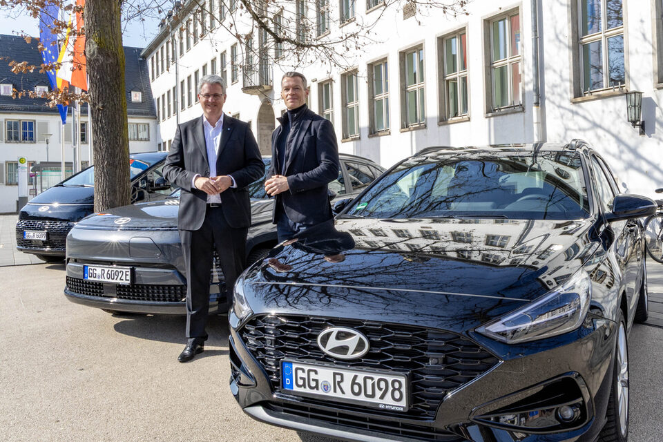 Rathaus, Oberbürgermeister Patrick Burghardt, CEO Hyundai Deutschland Andreas Zürnstein, Hyundai, Fahrzeug, Auto