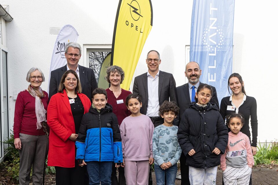 Vertreterinnen und Vertreter des Sozialunternehmens SPV, Stellantis, der Stadt und Kinder bei der Eröffnung des Bildungszentrums.