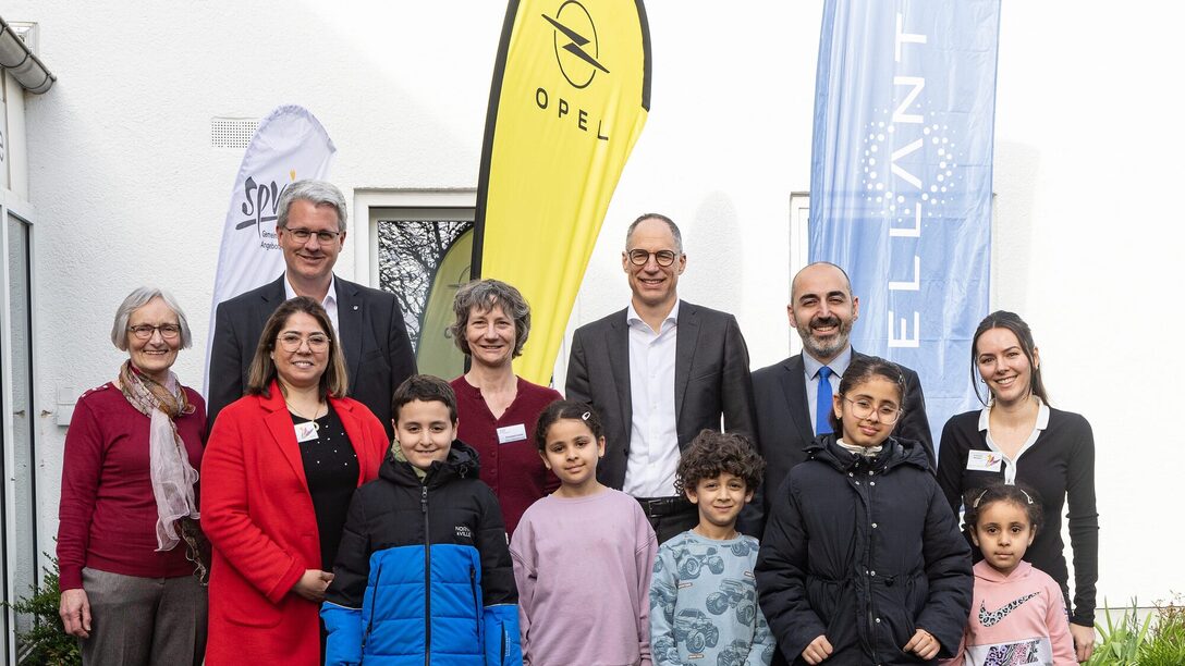 Vertreterinnen und Vertreter des Sozialunternehmens SPV, Stellantis, der Stadt und Kinder bei der Eröffnung des Bildungszentrums.