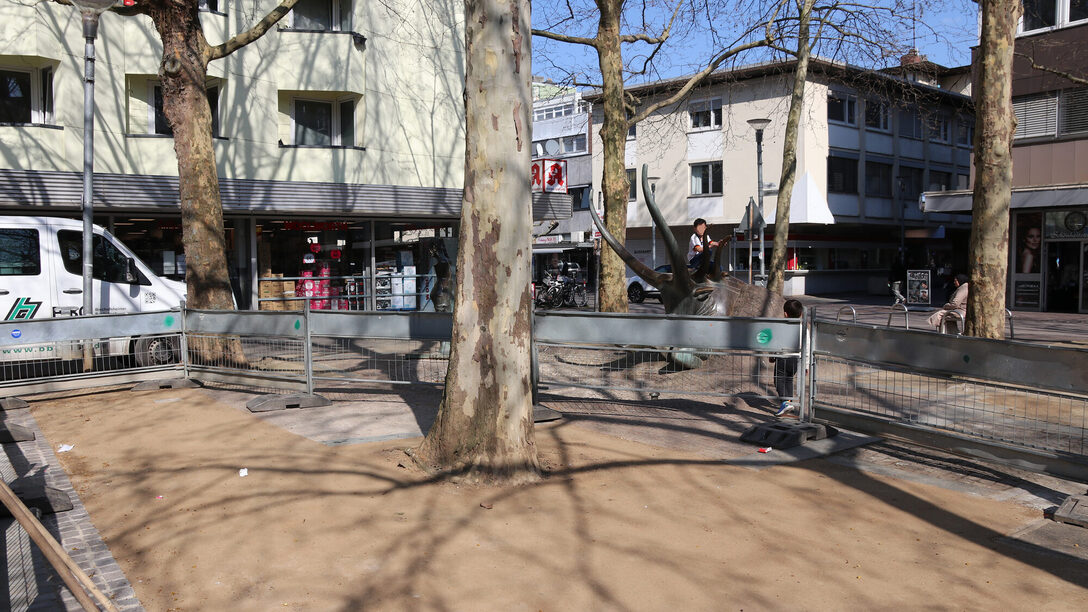Eine größere wassergebundene Decke verbindet nun die Bäume im westlichen Teil.