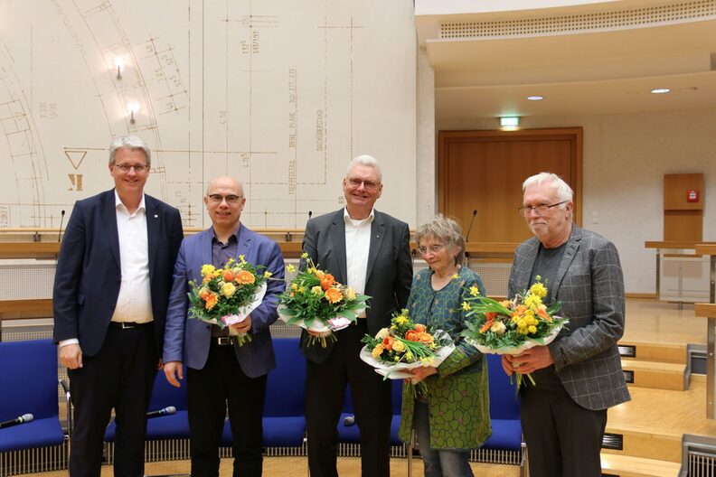 Der Oberbürgermeister sowie die vier Teilnehmenden der Gesprächsrunde mit einem Blumenstrauß.