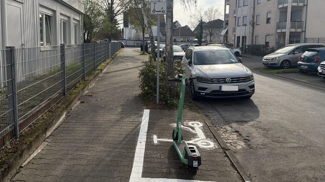 Ein E-Scooter in einer neu eingerichteten Abstellzone