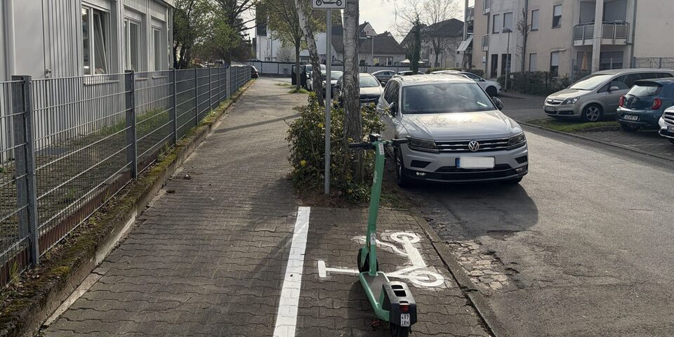 Ein E-Scooter in einer neu eingerichteten Abstellzone