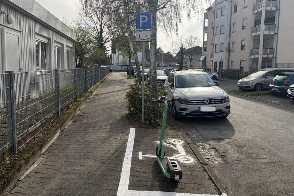 Ein E-Scooter in einer neu eingerichteten Abstellzone
