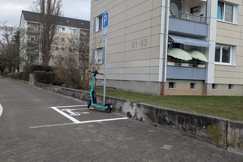 Ein E-Scooter in einer neu eingerichteten Abstellzone