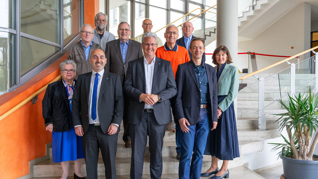 Die elf ehrenamtlichen und hauptamtlichen Magistratsmitglieder stehen auf einer Treppe.