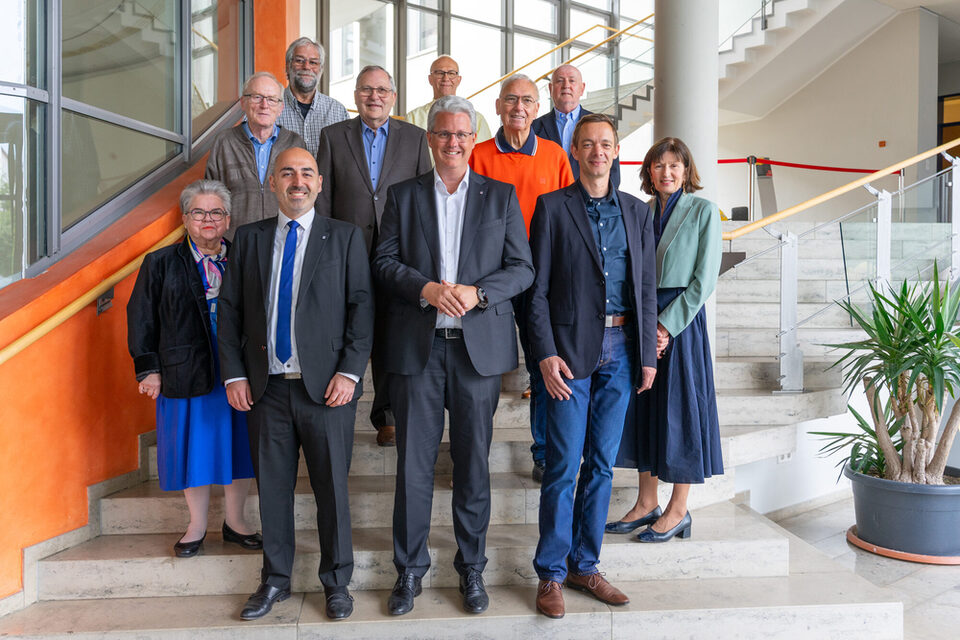 Die elf ehrenamtlichen und hauptamtlichen Magistratsmitglieder stehen auf einer Treppe.