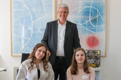 Zwei Praktikantinnen im OB-Büro