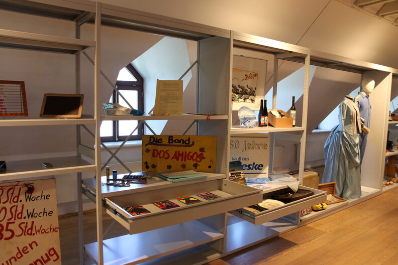 Regale mit verschiedenen Exponaten in den Räumlichkeiten der Sonderausstellung im Stadt- und Instudriemuseum.