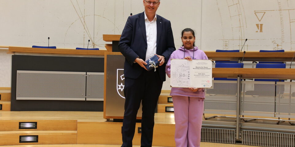 OB Burghardt und Preisträgerin Safa Amin im Ratsaal