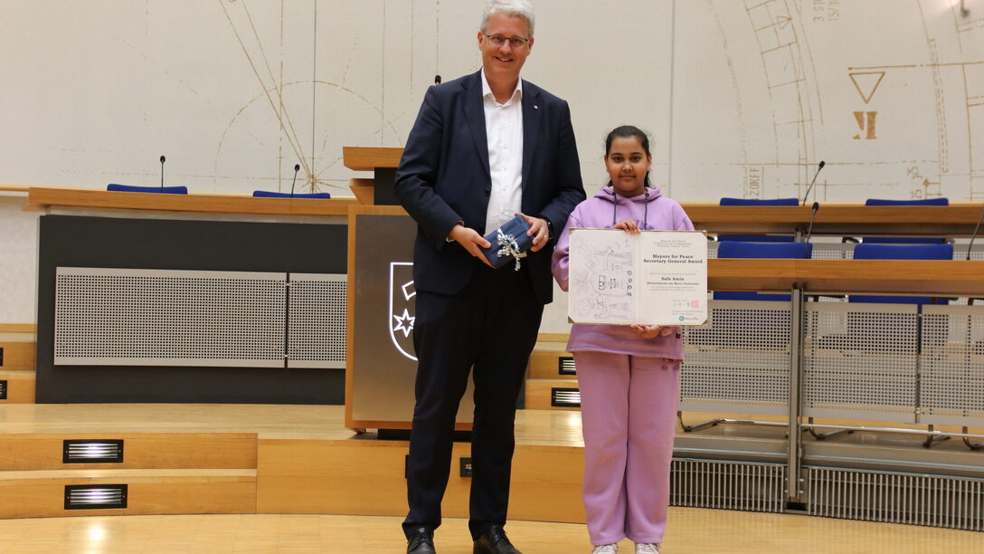OB Burghardt und Preisträgerin Safa Amin im Ratsaal