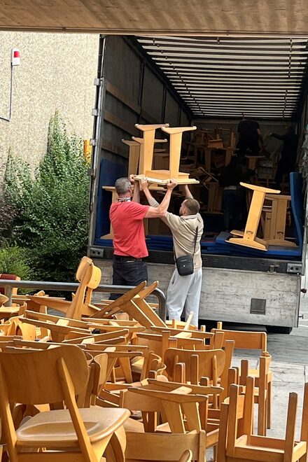 Verladung der Schulmöbel in den LKW für den Stransport in die Ukraine