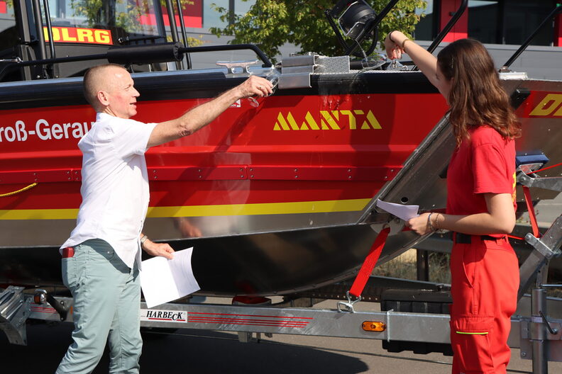 Landrat Thomas Will tauft das Rettungsboot zusammen mit der DLRG auf den Namen Manta.