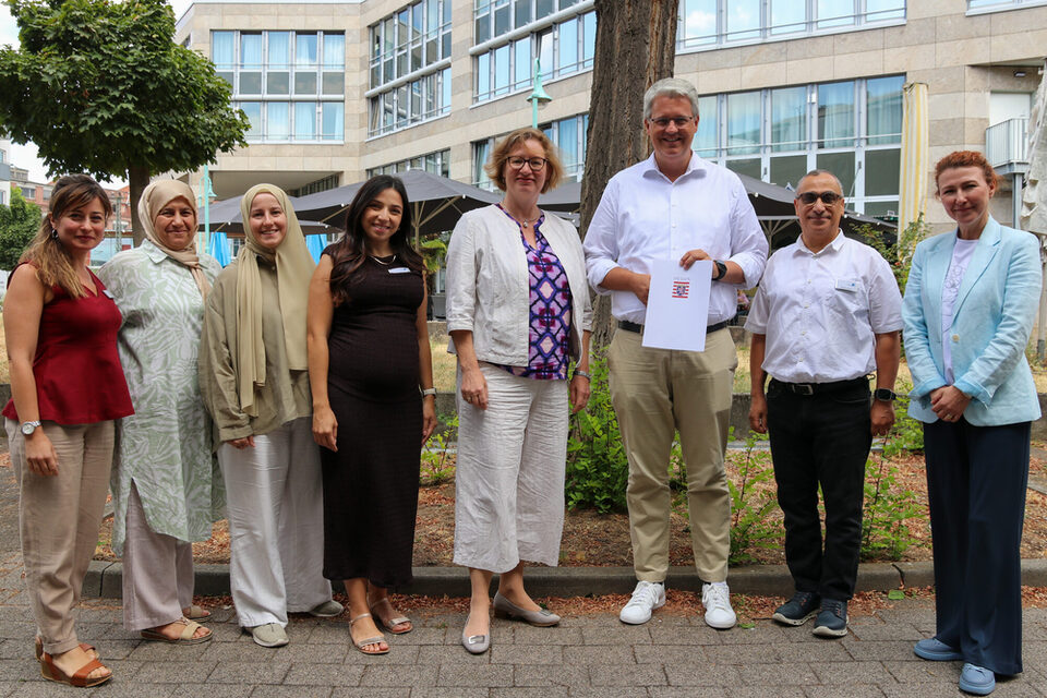v.l.n.r.: Elena Pisapia (WIR-Koordinatorin), Bahia Bakkali (Integrations- und Gesundheitslotsin), Merve Türk (Gesundheitslotsin), Marina Saturno (WIR-Koordinatorin), STS Katrin Hechler, OB Patrick Burghardt, Mostafa Lyazami (Integrationsbeauftragter Stadt Rüsselsheim) und Galina Kalugina (Gesundheitslotsin)