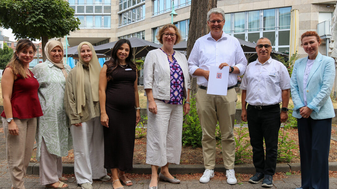 v.l.n.r.: Elena Pisapia (WIR-Koordinatorin), Bahia Bakkali (Integrations- und Gesundheitslotsin), Merve Türk (Gesundheitslotsin), Marina Saturno (WIR-Koordinatorin), STS Katrin Hechler, OB Patrick Burghardt, Mostafa Lyazami (Integrationsbeauftragter Stadt Rüsselsheim) und Galina Kalugina (Gesundheitslotsin)