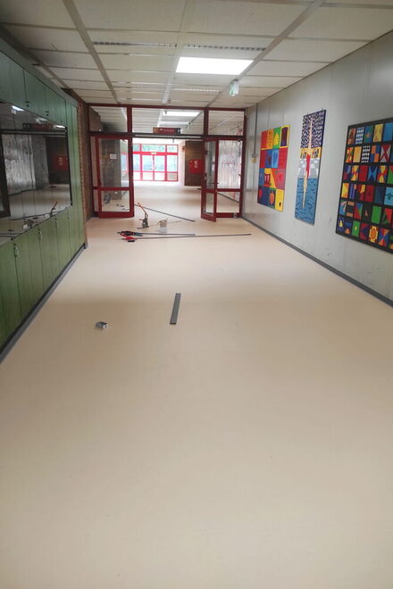 neuer Fußboden auf einem Flur der Borngrabenschule