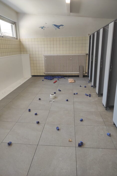 Fliesenarbeiten in Sanitärräumen