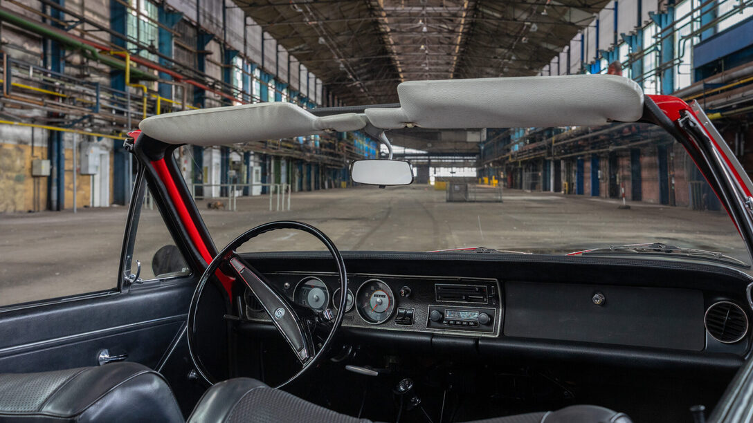 Roter Opel Rekord steht in der Opel Schmiede. Ansicht vom Rücksitz auf das Armaturen-Brett.