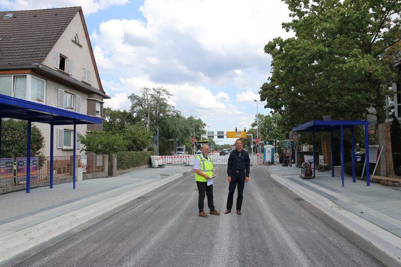 Stadtrat und Abteilungsleiter stehen auf der Baustelle für die Haltestellen Memelstraße