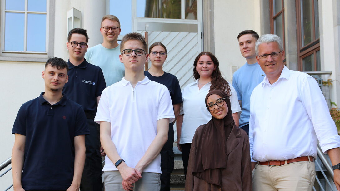 Oberbürgermeister Patrick Burghardt bei der Begrüßung der neuen Auszubildenden