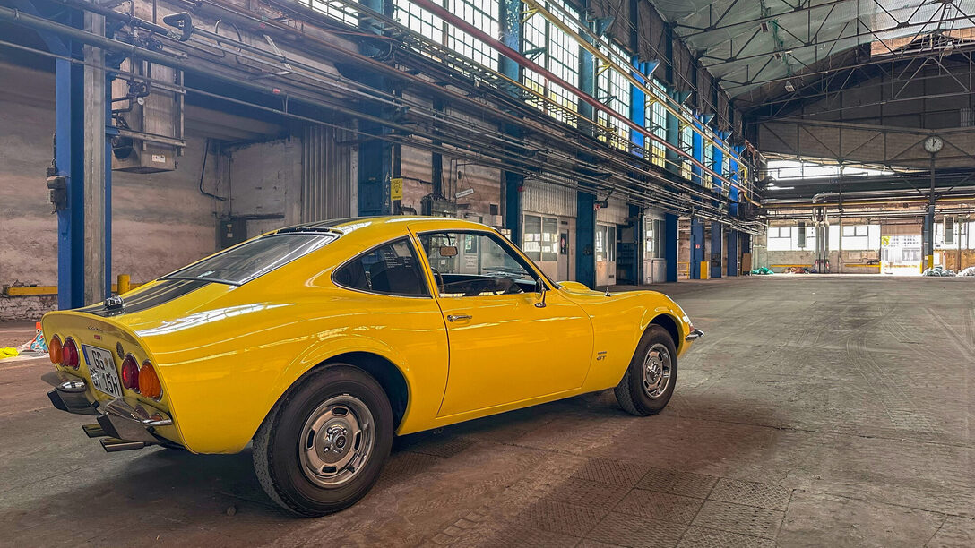 Opel GT in der ehemaligen Opel Schmiede