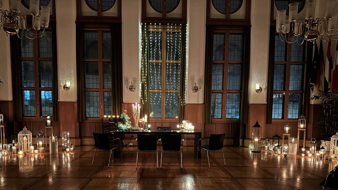 Trauzimer im Rathaus, geschmückt mit vielen Kerzen