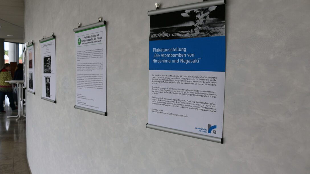 Ausstellungsmotive hngen an der Wand in der Lobby im Rathaus