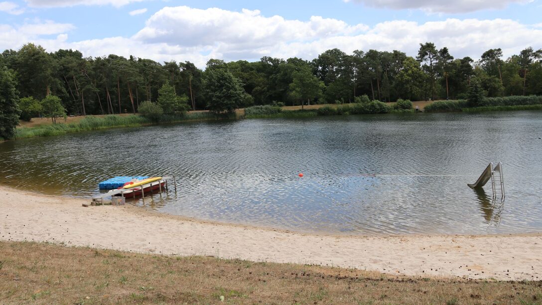 Waldschwimmbad in Rüsselsheim am Main. Blick auf den See.