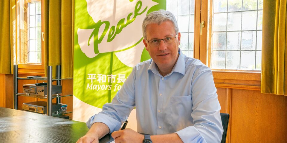 Oberbürgermeister Patrick Burghardt beim Unterschreiben der Mayors for Peace Petition