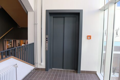 Aufzug für die barrierefreie Nutzung des Hauptgebäudes