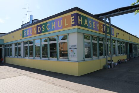 Hauptgebäude Hasengrundschule mit neuer Fassade