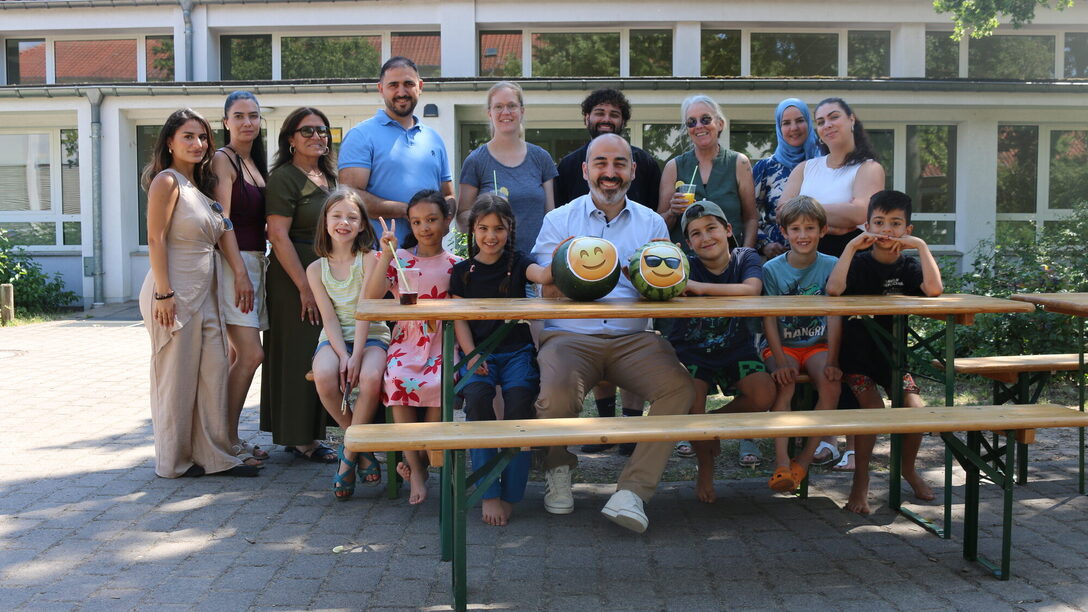 Bürgermeister Karakaya und Betreuer und Schüler der Schillerschule in der Ferienbetreuung