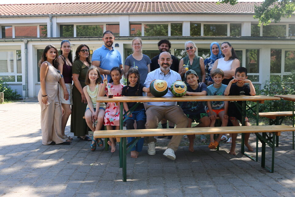 Bürgermeister Karakaya und Betreuer und Schüler der Schillerschule in der Ferienbetreuung