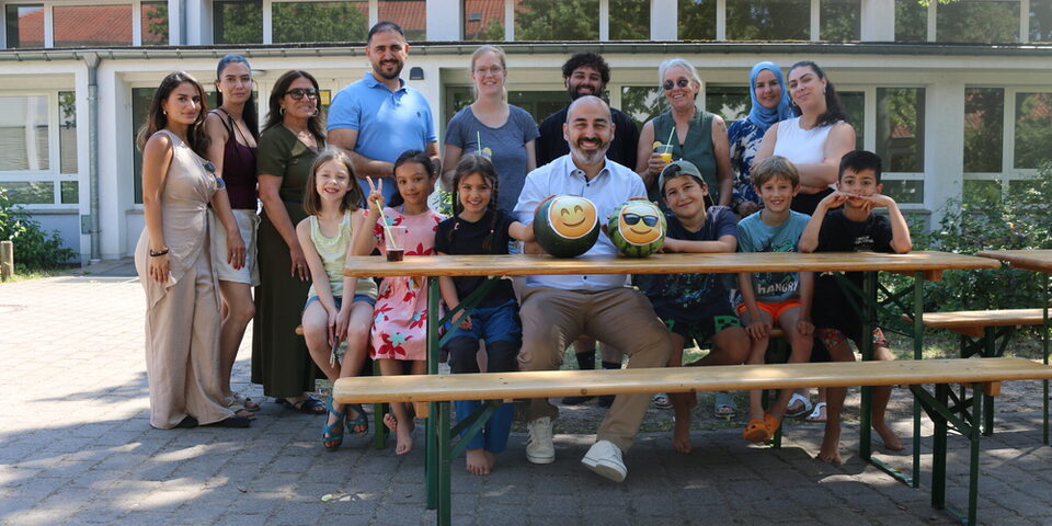 Bürgermeister Karakaya und Betreuer und Schüler der Schillerschule in der Ferienbetreuung