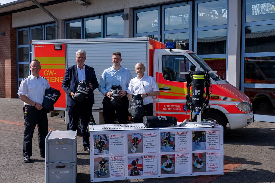 Oberbürgermeister Patrick Burghardt mit drei Feuerwehrmännern