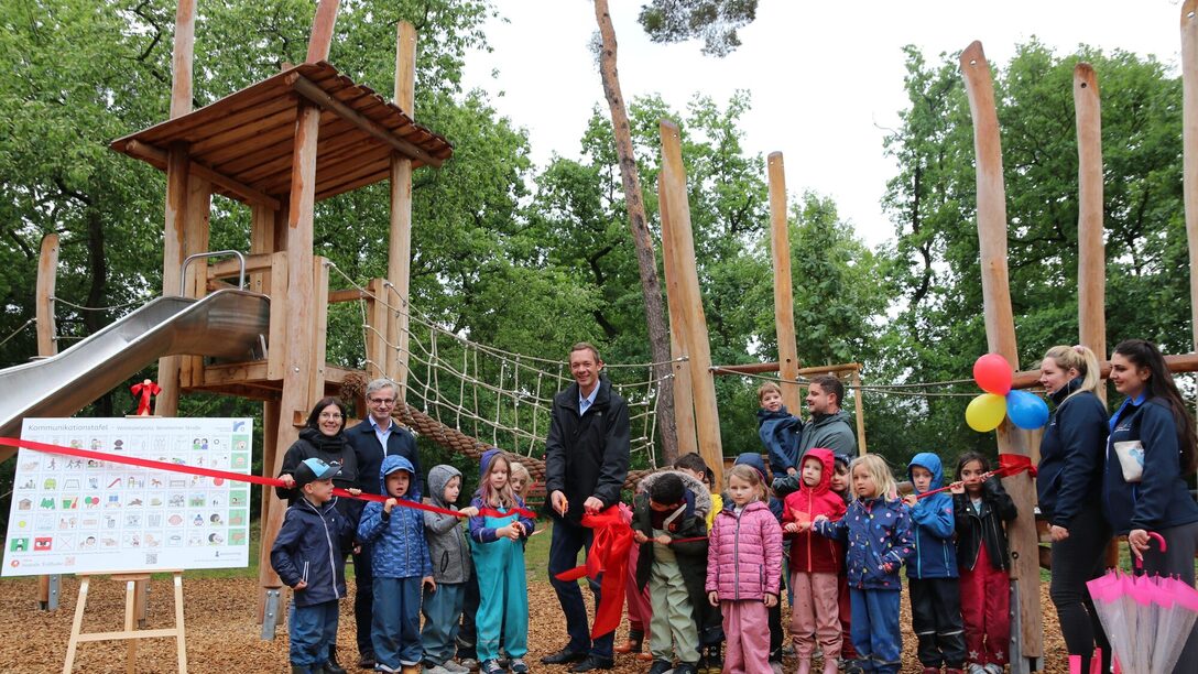 Stadtrat Valerius im Gruppenbild mit den Kindern und päd. Kräften des Kindergartens Bensheimer Straße, Königstädten.