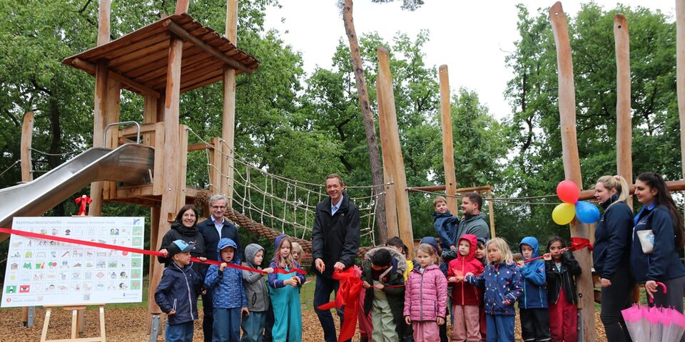 Stadtrat Valerius im Gruppenbild mit den Kindern und päd. Kräften des Kindergartens Bensheimer Straße, Königstädten.