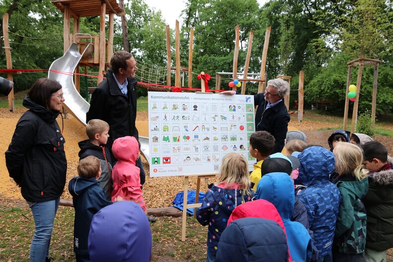 Einweihung der inklusiven Tafel durch Stadtrat Valerius, Kindergartenkindern und päd. Fachkraft des Kindergartens Bensheimer Straße, Königstädten