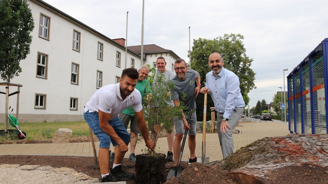 Pflanzung des Baumes durch: von links nach rechts: Maximilian Henkelmann und Hartmut Hebling von der städtischen Grünplanung, Schulhausverwalter Alexander Bekkenk, Schulleiter Jens-Peter Krämer und Bürgermeister Murat Karakaya.